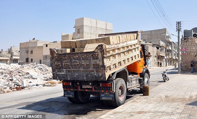 Xe tải chở đầy mặt nạ dưỡng khí chưa sử dụng bên ngoài một căn cứ của phe nổi dậy tại Aleppo.