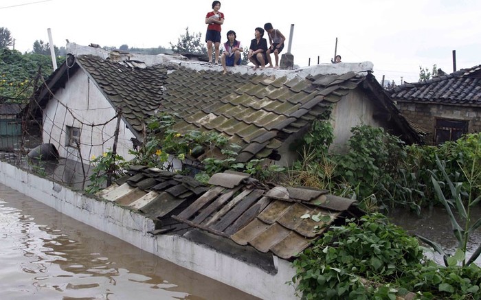 Người dân Triều Tiên tại thành phố Anju, tỉnh Nam Phyongan leo lên mái nhà tránh nước.