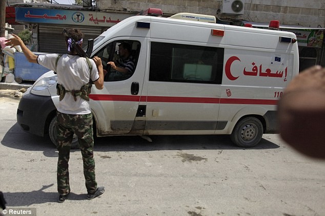 Phiến quân Syria chỉ đường đi cho xe cứu thương làm nhiệm vụ sau một trận pháo kích ở Aleppo.