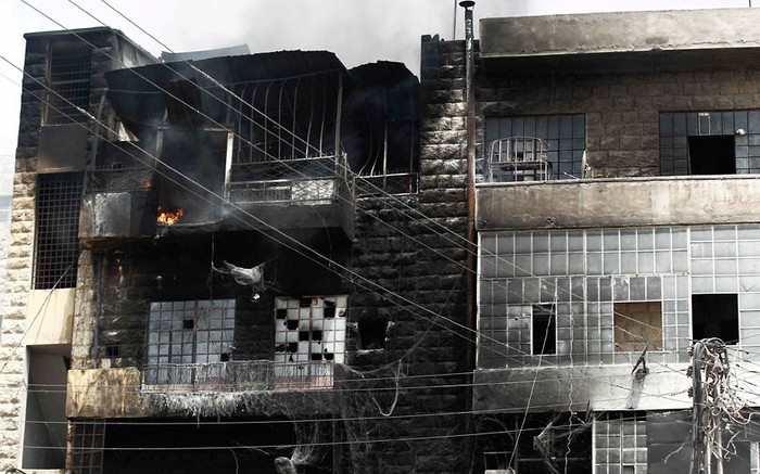 Một tòa nhà bị hư hỏng sau cuộc pháo kích tại thành phố Aleppo.