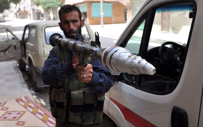 Một tay súng nổi dậy cầm một khẩu súng chống tăng trên đường phố ở quận Salaheddin, Aleppo.