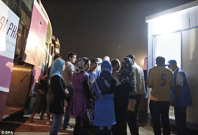Người tị nạn Syria đến trại tị nạn ở Jordan trong sáng sớm ngày 30/7.