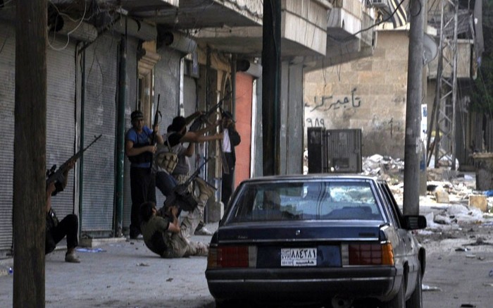 Các phiến quân chiến đấu tại một con phố ở quận Salaheddin, Aleppo.