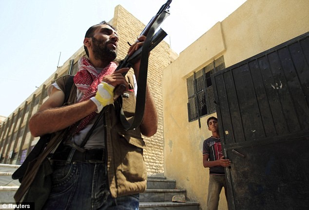 Một thành viên của Quân đội Syria Tự do trong tư thế sẵn sàng chiến đấu tại Aleppo.
