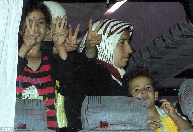 Phụ nữ và trẻ em Syria trên xe bus đưa họ tới các trại tị nạn ở Jordan.