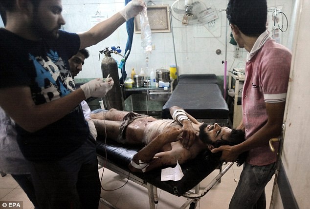Một tay súng nổi dậy Syria được điều trị vết thương tại bệnh viện gần Aleppo hôm 29/7.