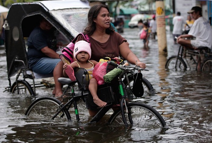 Mưa bão gây ngập lụt tại thành phố Valenzuela, phía bắc Manila.