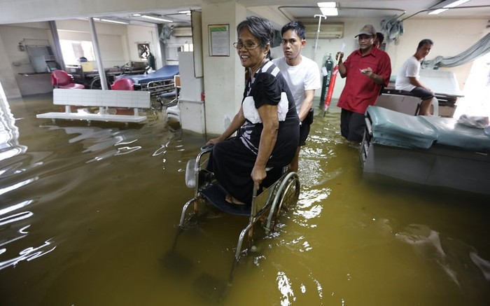 Bão Saola gây mưa lớn tại Philippines kể từ ngày Chủ nhật và quật đổ nhiều cột điện khiến hơn 2 triệu gia đình phải sống trong cảnh tăm tối.