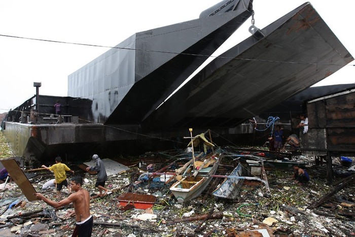 Chiếc thuyền bị sóng lớn làm hỏng và xô vào bờ biển ở Manila.