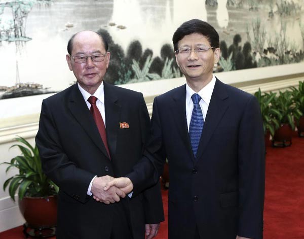 Bộ trưởng Công an Bắc Triều Tiên (trái) và người đồng cấp phía Trung Quốc, Mạnh Kiến Trụ