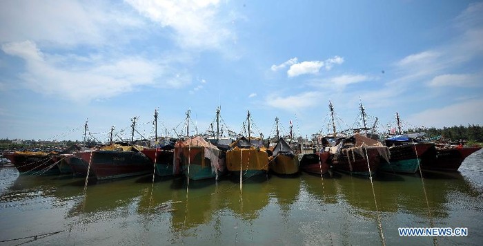 Ảnh chụp ngày 1/8 cho thấy lượng lớn tàu cá Trung Quốc neo tại cảng cá ở thị trấn Đàm Môn, Quỳnh Hải tỉnh Hải Nam chờ tới giờ xuất phát.