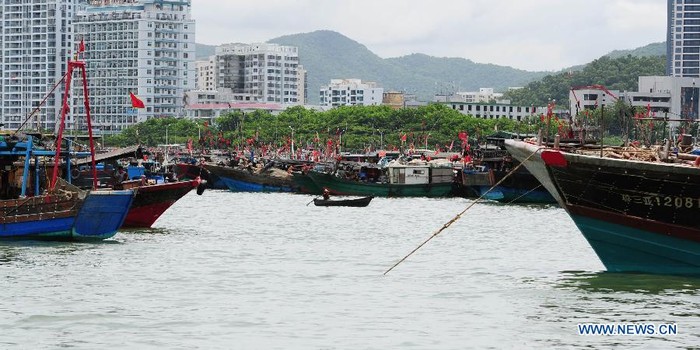 Ảnh chụp ngày 1/8 cho thấy nhiều tàu cá neo tại cảng Tam Á, Hải Nam chờ lệnh cấm đánh bắt hết hiệu lực để đồng loạt hướng ra Biển Đông đánh bắt trái phép.
