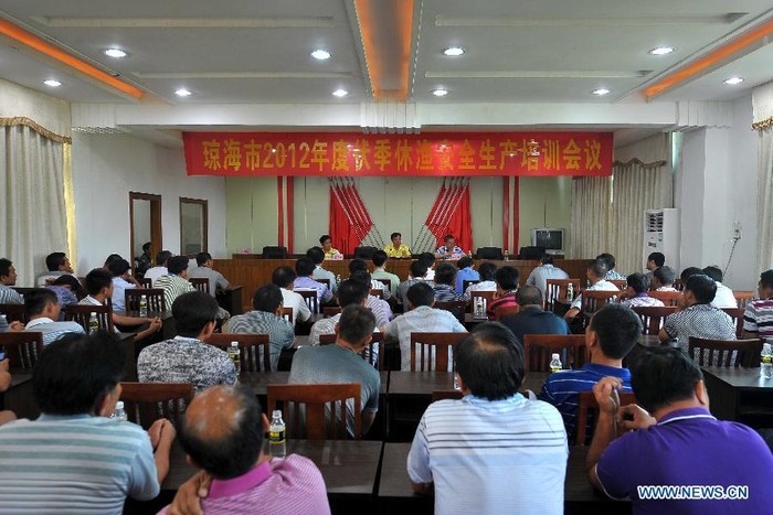 Ngư dân Trung Quốc tham gia cuộc họp về đánh bắt cá tại thị trấn Đàm Môn, Quỳnh Hải tỉnh Hải Nam trước khi đưa gần 9.000 tàu cá ra Biển Đông đánh bắt trái phép.
