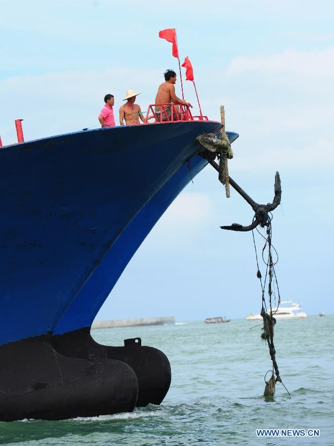 Ảnh chụp ngày 1/8 cho thấy một tàu cá lớn Trung Quốc đang nhổ neo chuẩn bị rời Tam Á, Hải Nam tiến ra Biển Đông đánh bắt trái phép.