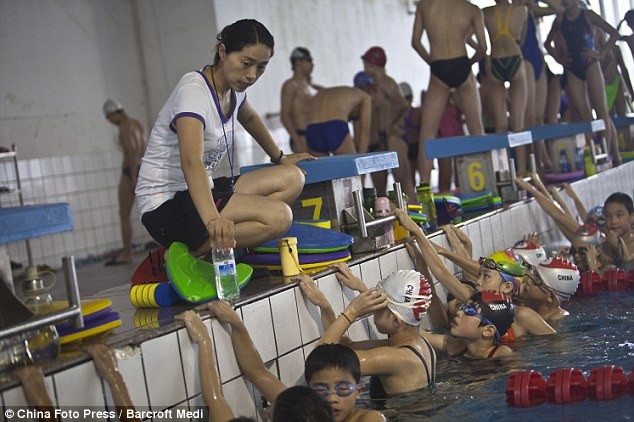 Trẻ em Trung Quốc tại trung tâm huấn luyện thể thao.