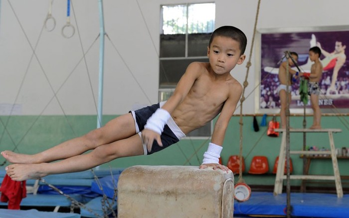 Trẻ em thuộc đội thể dục dụng cụ trong giờ tập luyện tại trung tâm huấn luyện thể thao ở Nam Kinh.