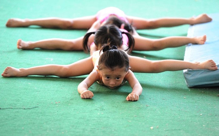 Các bé gái tham gia tập luyện tại trung tâm huấn luyện thể thao ở Nam Kinh.