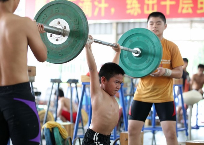 Một vận động viên cử tạ nhí trong giờ tập luyện tại Hạ Môn, Phúc Kiến, đông nam Trung Quốc.