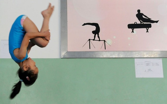 Một bé gái luyện tập tại trường thể thao ở Nam Kinh.