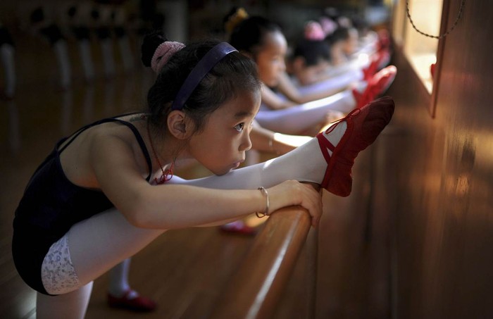 Trẻ em trong lớp học múa ba lê tại Hợp Phì, Trung Quốc ngày 1/8.