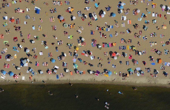Người dân đổ xô đi tắm nắng và bơi lội trên bờ hồ Wannsee ở Berlin, Đức, ngày 27 tháng 7.