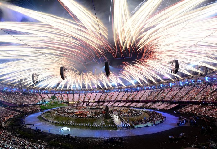 Pháo hoa nổ bung trên bầu trời trong đêm khai mạc Olympic London 2012 ngày 27/7.