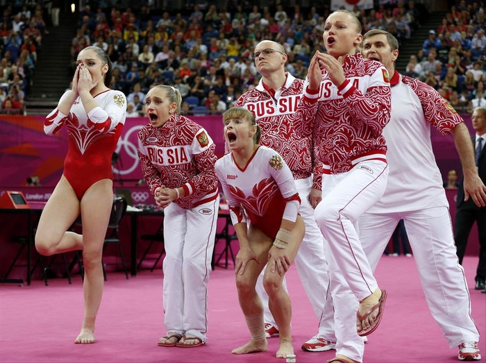 Các vận động viên thể dục Nga phản ứng khi đồng đội Kseniia Afanaseva bị rơi trong lúc thể hiện bài thi tại Olympic London hôm 31/7.