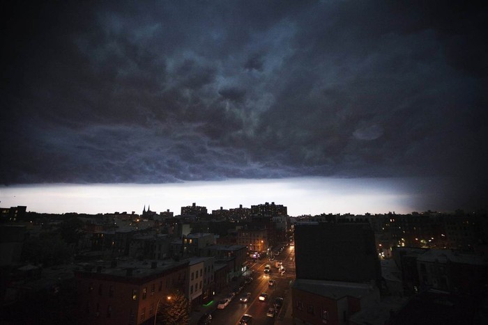 Mây bão che phủ bầu trời Brooklyn, thành phố New York, Mỹ hôm 26/7.