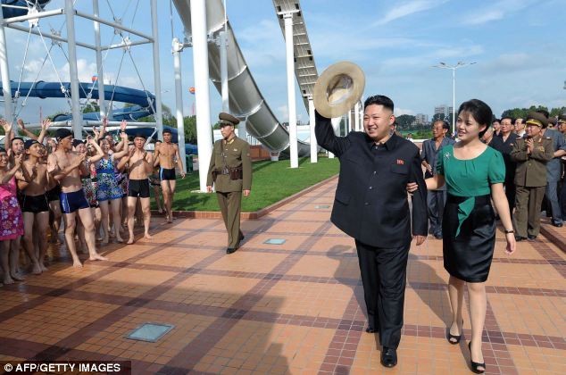 Ông Kim và vợ trong lễ khai trương trung tâm giải trí Rungna ở Bình Nhưỡng.