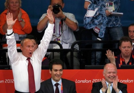 Thủ tướng Putin hò reo vui mừng sau khi vận động viên Nga Tagir Khaibulaev giành chiến thắng.