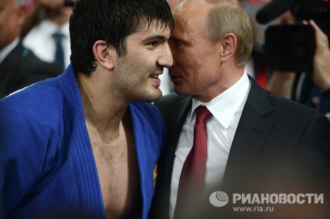 Tổng thống Putin bước xuống vũ đài chúc mừng nhà vô dịch Olympic của Nga.