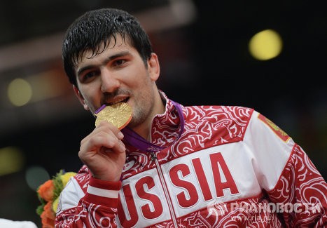 Tagir Khaibulaev và chiếc huy chương vàng Judo tại Olympic.
