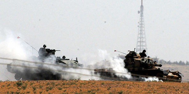 Xe tăng Thổ Nhĩ Kỳ tập trận gần biên giới Syria hôm 1/8.