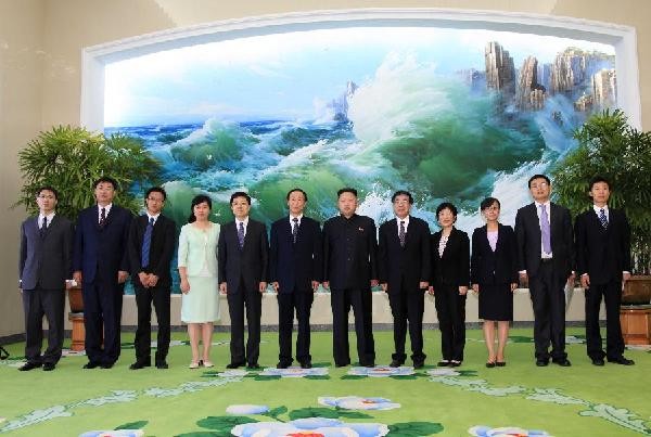 Ông Kim Jong-un (thứ 7 từ phải sang) cùng phái đoàn Trung Quốc thăm Triều Tiên. Ông Vương Gia Thụy (thứ 6 từ trái sang).