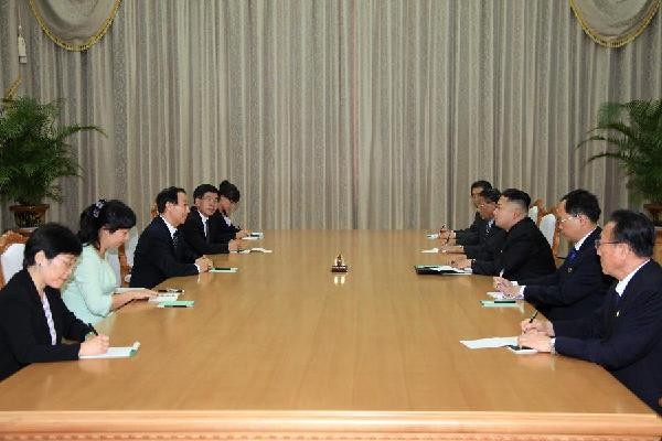 Ông Kim Jong-un (thứ 3 bên phải) hội đàm với phái đoàn Trung Quốc tại Bình Nhưỡng do ông Vương Gia Thụy (thứ 3 bên trái) dẫn đầu.