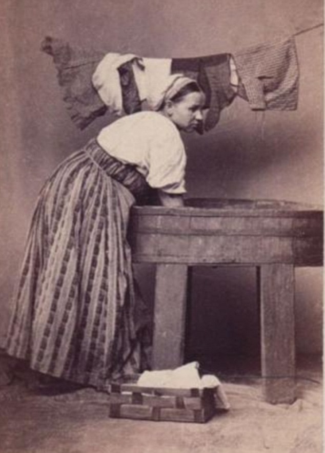 Một phụ nữ người Nga đang giặt quần áo.
