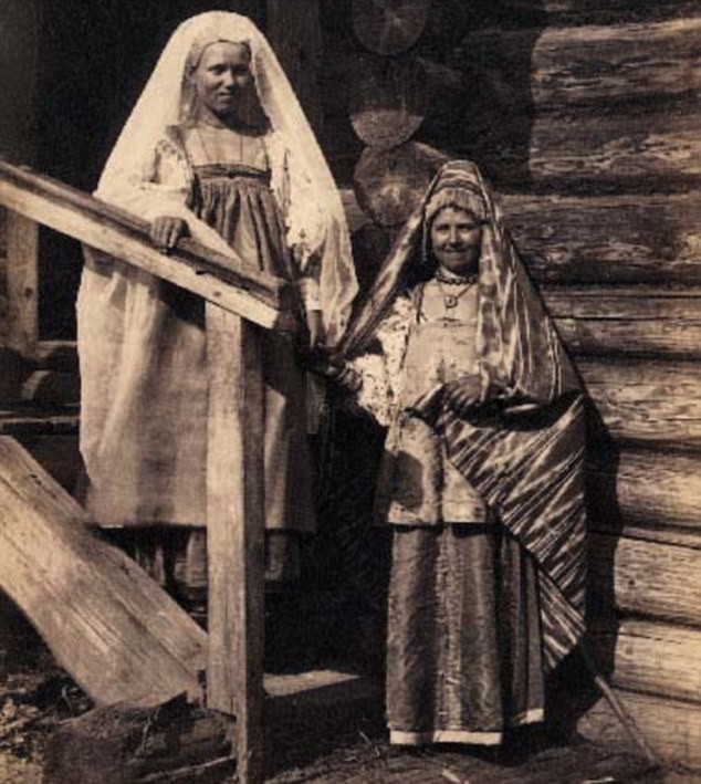 Phụ nữ bình dân Nga trong trang phục truyền thống.
