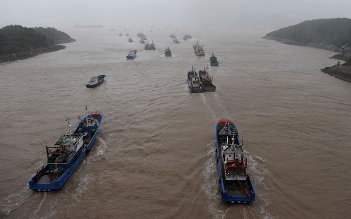 Tàu đánh cá tìm về cảng ở huyện Tượng Sơn tránh bão.