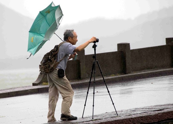 Bất chấp sự dữ dội của thời tiết, người đàn ông này vẫn vác máy ra đường chụp ảnh bão tại Hàng Châu, Chiết Giang.