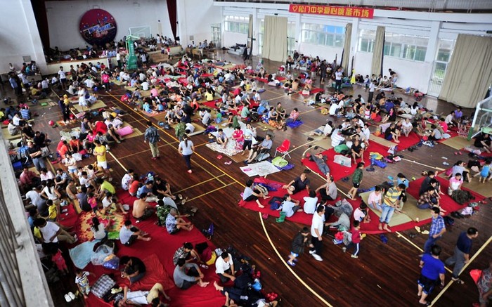 Người dân tránh bão tại một phòng tập thể dục ở thành phố Ôn Lĩnh, tỉnh Chiết Giang.