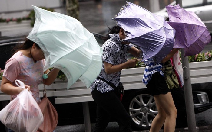 Người dân Thượng Hải đi bộ trong bão.
