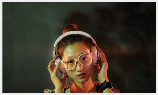 Tiểu Duệ, 19 tuổi, quê An Huy. Cô là một trong những DJ nổi tiếng nhất ở Hợp Phì. Cô cũng là sinh viên nhạc viện, chuyên ngành violon. Cô làm thêm tại một hộp đêm và hy vọng có thể tiếp tục công việc này trong tương lai.