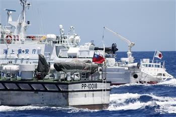 Tàu tuần tra Nhật Bản áp sát tàu cảnh sát biển Đài Loan, đang hộ tống các tàu cá Đài Loan, ở gần vùng biển tranh chấp hôm 4/7/2012.