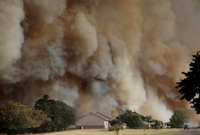 Đám khói dầy đặc sinh ra bởi đám cháy rừng ở Luther, Oklahoma, Mỹ ngày 3/8.