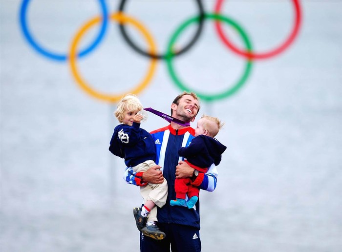 Vận động viên người Anh Nick Dempsey chia sẻ niềm vui giành được chiếc huy chương bạc Olympic với hai thiên thần nhỏ của mình.