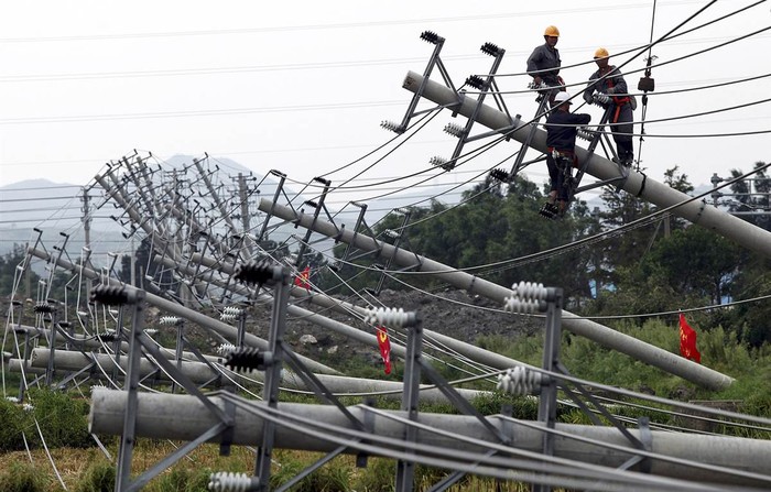 Bão Hải Quỳ quật đổ một loạt cột điện tại Ôn Lĩnh, Trung Quốc ngày 8/8.