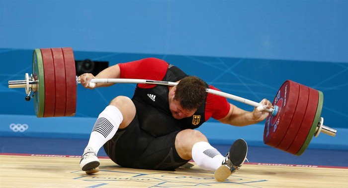 Vận động viên Matthias Steiner người Đức gặp sự cố trong cuộc tranh tài môn cử tại tại Olympic London hôm 7/8.