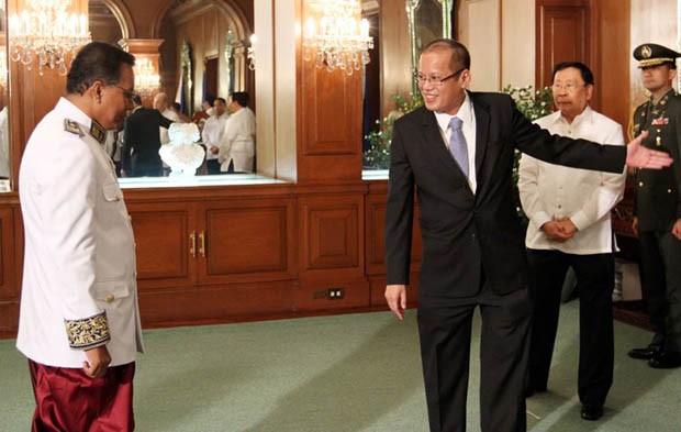 Ngày đến trình quốc thư nhậm chức, ông Hos đã được Tổng thống nước chủ nhà chào đón nồng nhiệt, thân tình