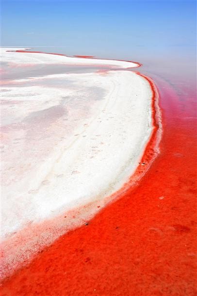 Màu trắng của muối xen kẽ màu đỏ của nước hồ tạo lên bức tranh thiên nhiên tuyệt mỹ hút hồn du khách.