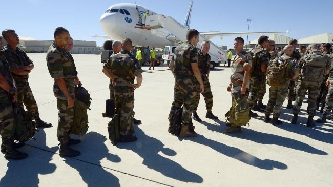 Lính Pháp chuẩn bị lên máy bay A310 tại một căn cứ không quân ở miền nam nước này hôm 9/8 để tới biên giới Syria-Jordan.